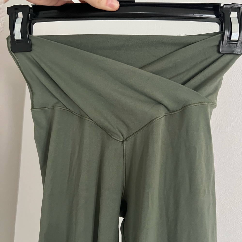 Aerie crossover Flare Leggings - Picture 5 of 6